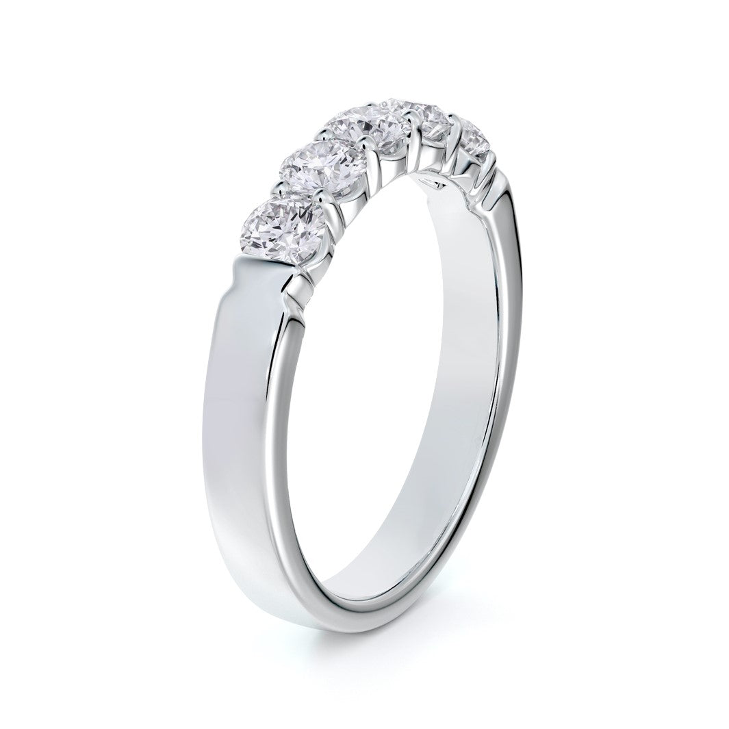 Bague alliance en platine à griffes partagées sertie de diamants 0.75 ct