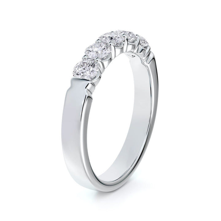 Bague alliance en platine à griffes partagées sertie de diamants 0.75 ct