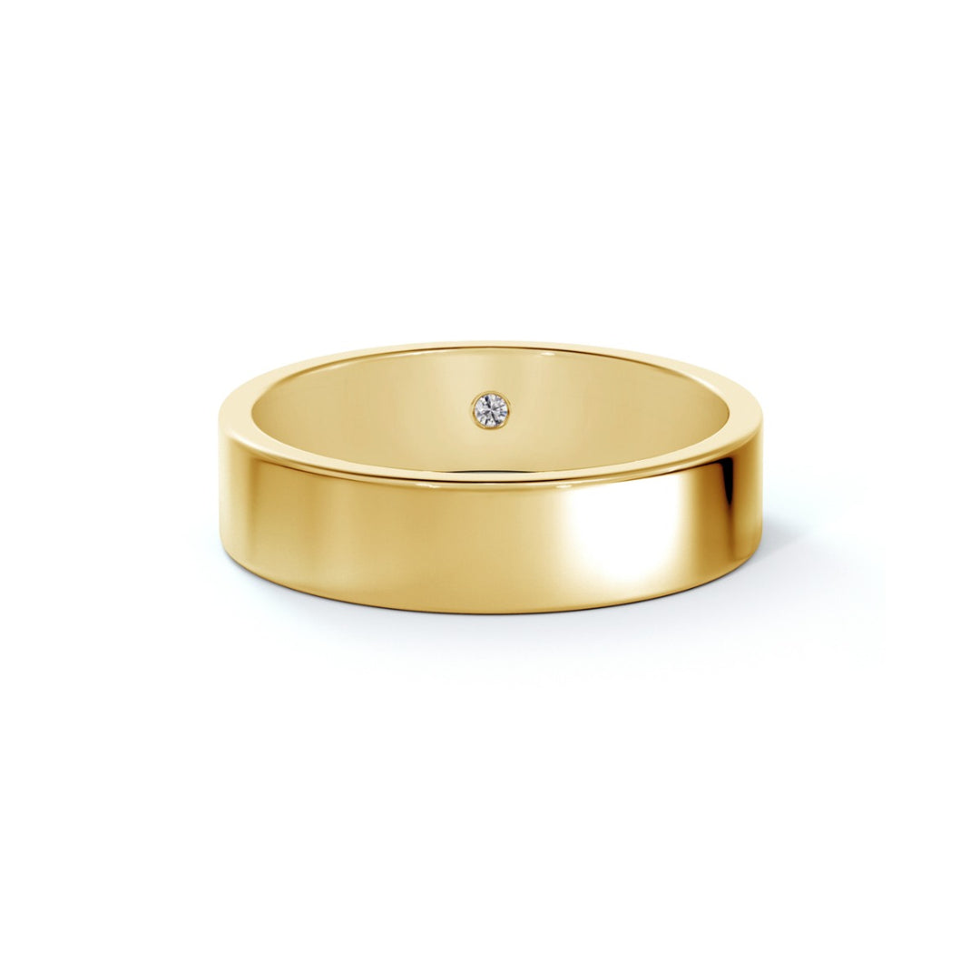 Bague alliance en or jaune 18k largeur 5mm sertie d'un diamant caché 0.02 ct