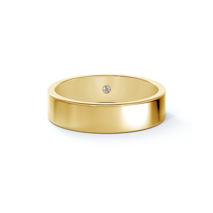Bague alliance en or jaune 18k largeur 5mm sertie d'un diamant caché 0.02 ct