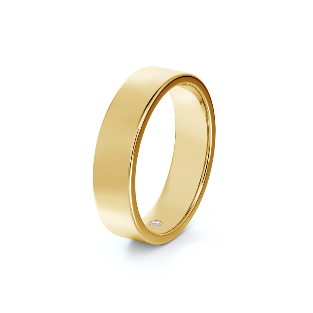 Bague alliance en or jaune 18k largeur 5mm sertie d'un diamant caché 0.02 ct