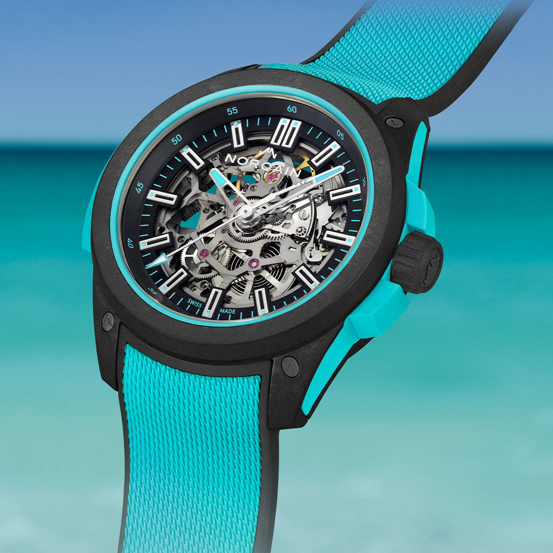 Montre NORQAIN Wild ONE Skeleton Turquoise automatique en matériau NORTEQ® à base de fibre de carbone bracelet caoutchouc 42 mm