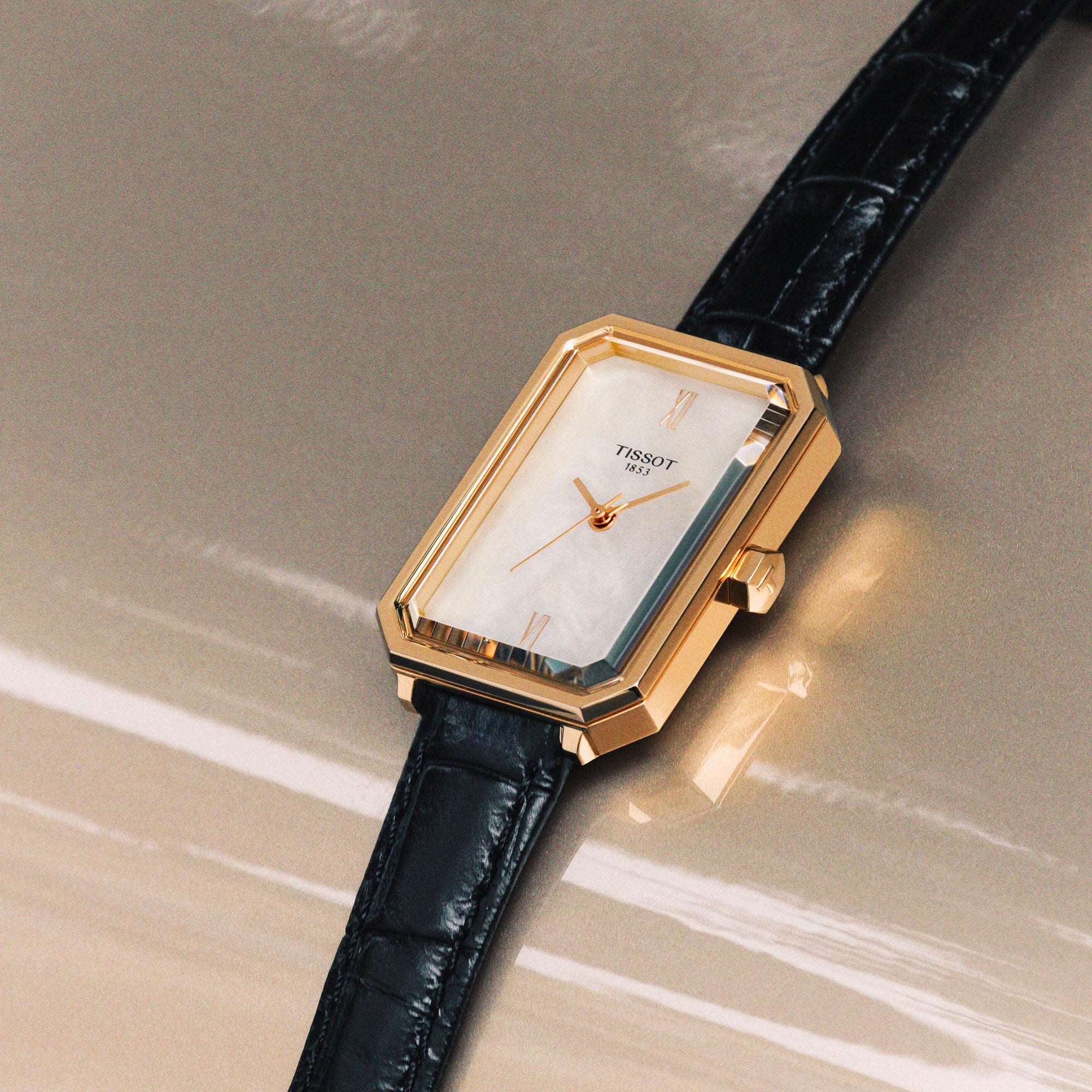 Montre Tissot SRV quartz en acier inoxydable revêtement PVD or rose bracelet cuir 30 mm T160.110.36.113.00