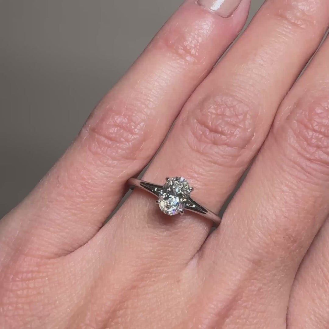 Bague de fiançailles anneau divisé en platine diamant ovale 0.72 ct