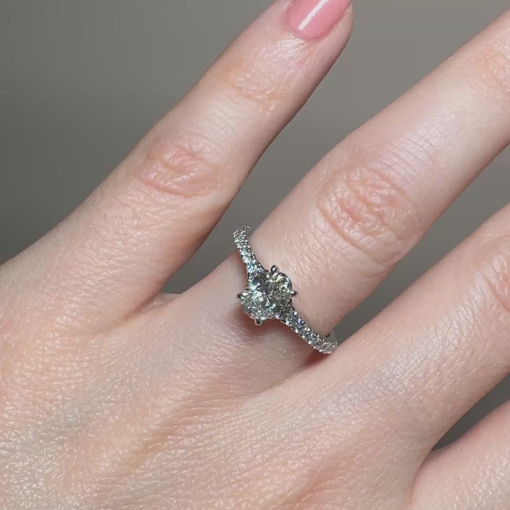 Bague de fiançailles solitaire pavée en platine diamant ovale 0.70 ct