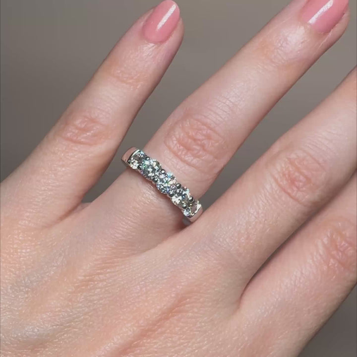 Bague alliance en or blanc 18k à griffes partagées sertie de diamants 1.50 ct