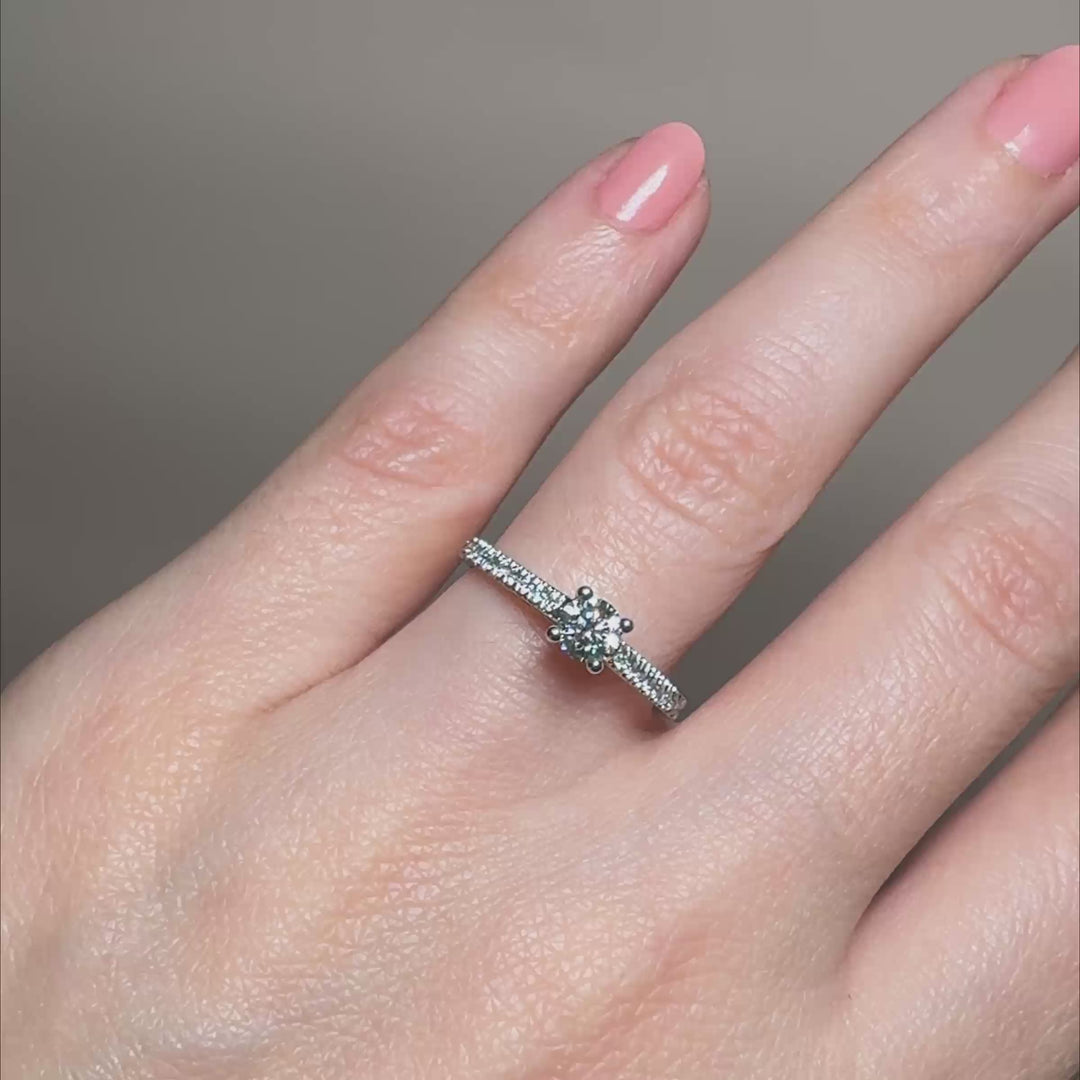 Bague de fiançailles solitaire pavée en or blanc 18k diamant 0.31 ct